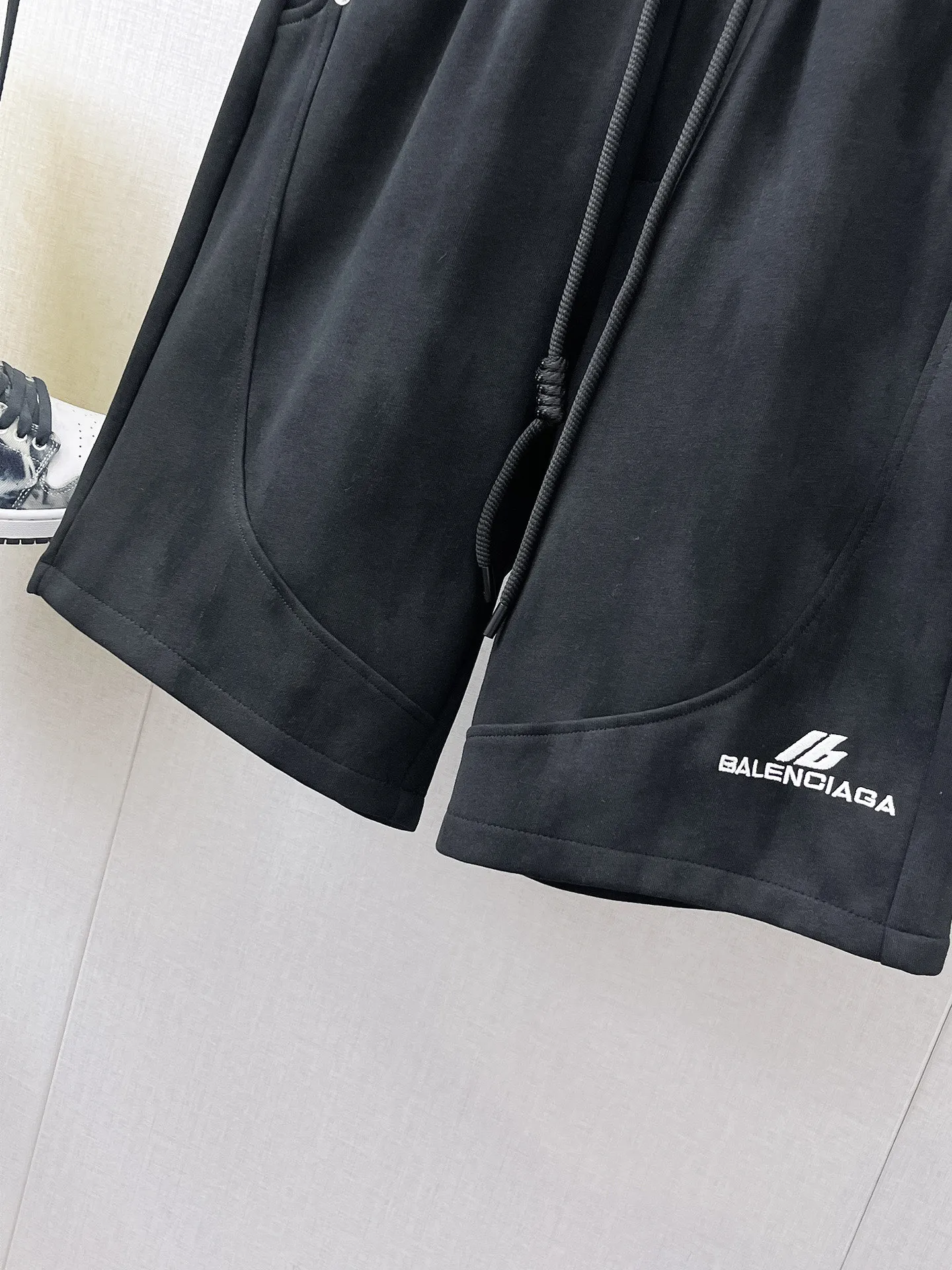 Balenciaga's three-standard complete 2026 summer New Arrival men's casual shorts, advanced custom-made Breathable fabric, Breathable fabric, extremely stretchy and comfortable, impeccable details, top-grade accessories, original logo design concept, delicate and soft feel! The upper body fit is awesome! Size: M-XXXL Please state your height and weight when ordering